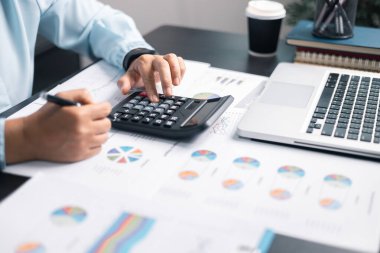 Finans bankası vergisi, muhasebe, bütçe, iş adamı hesap makinesi, hesap makinesi, hesap makinesi, hesap makinesi, grafik çizelgesi, ofis masası harcama analizi, tasarruf.