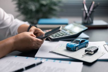 Finans bankası vergisi, muhasebe, bütçe, iş giderleri analizi için işadamı, araç tasarrufu, finansal hesaplama, muhasebe, hesap makinesini kapat, çizelge çizelgesi, ofis masası.