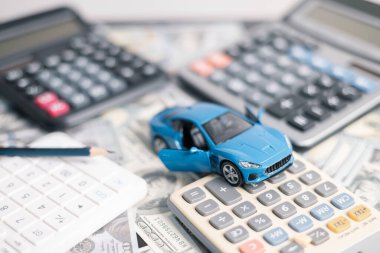 Finans bankası vergisi, muhasebe, bütçe, iş giderleri analizi için işadamı, araç tasarrufu, finansal hesaplama, muhasebe, hesap makinesini kapat, çizelge çizelgesi, ofis masası.