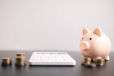 Finans bankası vergisi, muhasebe, bütçe, iş adamı hesap makinesi, hesap makinesi, hesap makinesi, hesap makinesi, grafik çizelgesi, ofis masası harcama analizi, tasarruf.