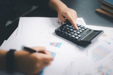 Finans bankası vergisi, muhasebe, bütçe, iş adamı hesap makinesi, hesap makinesi, hesap makinesi, hesap makinesi, grafik çizelgesi, ofis masası harcama analizi, tasarruf.