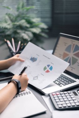 Finans bankası vergisi, muhasebe, bütçe, iş adamı hesap makinesi, hesap makinesi, hesap makinesi, hesap makinesi, grafik çizelgesi, ofis masası harcama analizi, tasarruf.