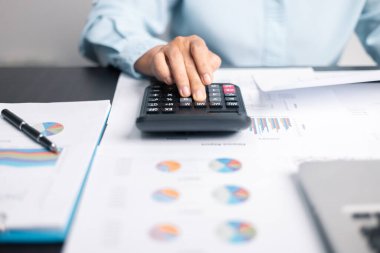 Finans bankası vergisi, muhasebe, bütçe, iş adamı hesap makinesi, hesap makinesi, hesap makinesi, hesap makinesi, grafik çizelgesi, ofis masası harcama analizi, tasarruf.
