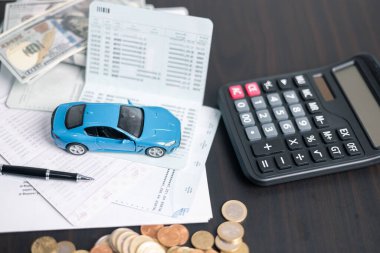 Finans bankası vergisi, muhasebe, bütçe, iş giderleri analizi için işadamı, araç tasarrufu, finansal hesaplama, muhasebe, hesap makinesini kapat, çizelge çizelgesi, ofis masası.