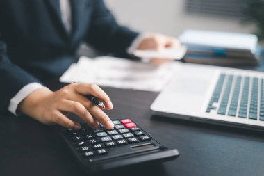 Finans bankası vergisi, muhasebe, bütçe, iş adamı hesap makinesi, hesap makinesi, hesap makinesi, hesap makinesi, grafik çizelgesi, ofis masası harcama analizi, tasarruf.