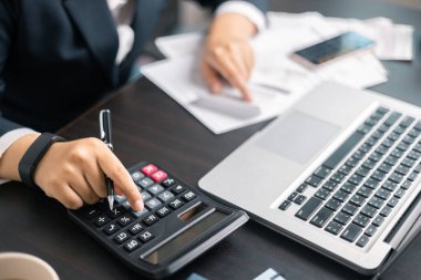 Finans bankası vergisi, muhasebe, bütçe, iş adamı hesap makinesi, hesap makinesi, hesap makinesi, hesap makinesi, grafik çizelgesi, ofis masası harcama analizi, tasarruf.