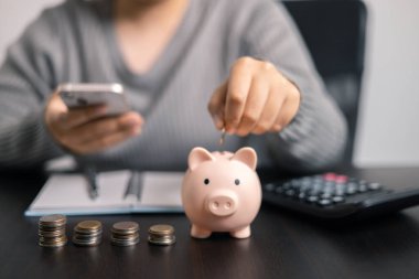 Finans bankası vergisi, muhasebe, bütçe, iş adamı hesap makinesi, hesap makinesi, hesap makinesi, hesap makinesi, grafik çizelgesi, ofis masası harcama analizi, tasarruf.
