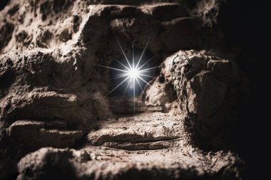 Paskalya dirilişi konsepti. İsa 'nın dirilişi. Işıklı İsa 'nın boş mezarı. Ölmek için doğdun, kalk. Kurtarıcı Mesih, kurtarıcı İncil mucizesi. Hristiyan dini. Burada değil. Dirildi.