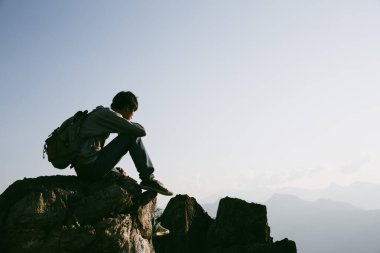 Kameralı gezgin, sırt çantalı, doğa yürüyüşü, seyahat yaşam tarzı ve macera konsepti. Yeşil dağ turu, doğanın güzelliği ve turizmin geniş gökyüzü insanları için turistlere katılın.