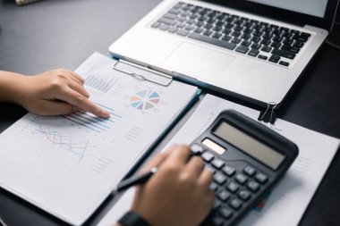 Finans bankası vergisi, muhasebe, bütçe, iş adamı hesap makinesi, hesap makinesi, hesap makinesi, hesap makinesi, grafik çizelgesi, ofis masası harcama analizi, tasarruf.