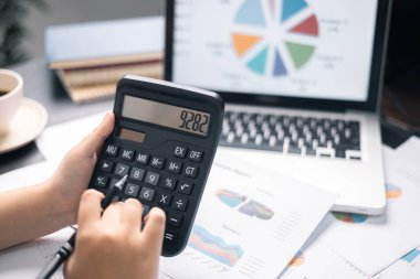 Finans bankası vergisi, muhasebe, bütçe, iş adamı hesap makinesi, hesap makinesi, hesap makinesi, hesap makinesi, grafik çizelgesi, ofis masası harcama analizi, tasarruf.