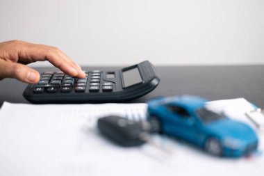 Finans bankası vergisi, muhasebe, bütçe, iş giderleri analizi için işadamı, araç tasarrufu, finansal hesaplama, muhasebe, hesap makinesini kapat, çizelge çizelgesi, ofis masası.