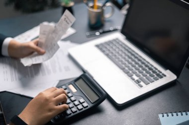 Finans bankası vergisi, muhasebe, bütçe, iş adamı hesap makinesi, hesap makinesi, hesap makinesi, hesap makinesi, grafik çizelgesi, ofis masası harcama analizi, tasarruf.