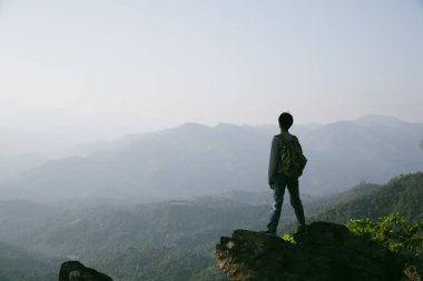 Kameralı gezgin, sırt çantalı, doğa yürüyüşü, seyahat yaşam tarzı ve macera konsepti. Yeşil dağ turu, doğanın güzelliği ve turizmin geniş gökyüzü insanları için turistlere katılın.