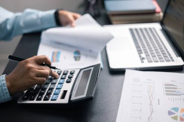 Finans bankası vergisi, muhasebe, bütçe, iş adamı hesap makinesi, hesap makinesi, hesap makinesi, hesap makinesi, grafik çizelgesi, ofis masası harcama analizi, tasarruf.