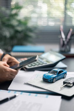 Finans bankası vergisi, muhasebe, bütçe, iş giderleri analizi için işadamı, araç tasarrufu, finansal hesaplama, muhasebe, hesap makinesini kapat, çizelge çizelgesi, ofis masası.