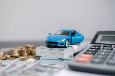 Finans bankası vergisi, muhasebe, bütçe, iş giderleri analizi için işadamı, araç tasarrufu, finansal hesaplama, muhasebe, hesap makinesini kapat, çizelge çizelgesi, ofis masası.