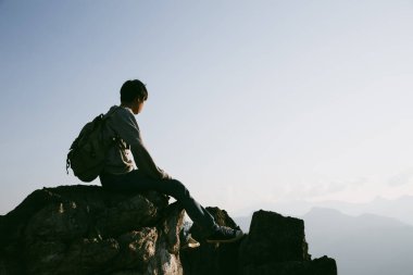 Kameralı gezgin, sırt çantalı, doğa yürüyüşü, seyahat yaşam tarzı ve macera konsepti. Yeşil dağ turu, doğanın güzelliği ve turizmin geniş gökyüzü insanları için turistlere katılın.