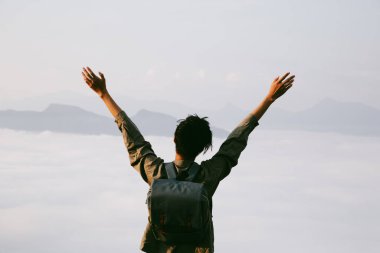 Kameralı gezgin, sırt çantalı, doğa yürüyüşü, seyahat yaşam tarzı ve macera konsepti. Yeşil dağ turu, doğanın güzelliği ve turizmin geniş gökyüzü insanları için turistlere katılın.