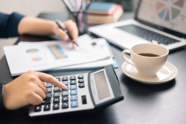 Finans bankası vergisi, muhasebe, bütçe, iş adamı hesap makinesi, hesap makinesi, hesap makinesi, hesap makinesi, grafik çizelgesi, ofis masası harcama analizi, tasarruf.