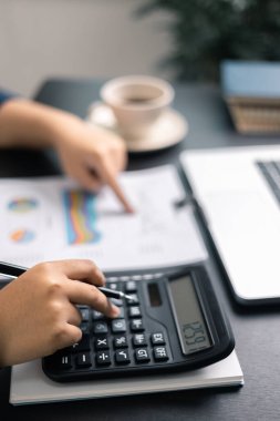 Finans bankası vergisi, muhasebe, bütçe, iş adamı hesap makinesi, hesap makinesi, hesap makinesi, hesap makinesi, grafik çizelgesi, ofis masası harcama analizi, tasarruf.