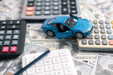 Finans bankası vergisi, muhasebe, bütçe, iş giderleri analizi için işadamı, araç tasarrufu, finansal hesaplama, muhasebe, hesap makinesini kapat, çizelge çizelgesi, ofis masası.