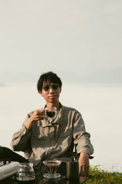 Sabah kahvesi kavramı, kahveyi doğayla uyum içinde yetiştirmeye odaklanıyor. Organik tohum, sıcak fincan kafein arka planı, açık hava yeşili yaratıyor. Bardaktan yükselen zengin aromalı içki.