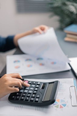 Finans bankası vergisi, muhasebe, bütçe, iş adamı hesap makinesi, hesap makinesi, hesap makinesi, hesap makinesi, grafik çizelgesi, ofis masası harcama analizi, tasarruf.