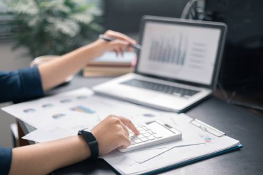 Finans bankası vergisi, muhasebe, bütçe, iş adamı hesap makinesi, hesap makinesi, hesap makinesi, hesap makinesi, grafik çizelgesi, ofis masası harcama analizi, tasarruf.