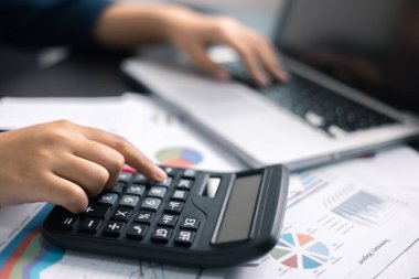 Finans bankası vergisi, muhasebe, bütçe, iş adamı hesap makinesi, hesap makinesi, hesap makinesi, hesap makinesi, grafik çizelgesi, ofis masası harcama analizi, tasarruf.
