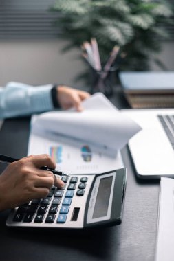 Finans bankası vergisi, muhasebe, bütçe, iş adamı hesap makinesi, hesap makinesi, hesap makinesi, hesap makinesi, grafik çizelgesi, ofis masası harcama analizi, tasarruf.
