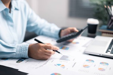 Finans bankası vergisi, muhasebe, bütçe, iş adamı hesap makinesi, hesap makinesi, hesap makinesi, hesap makinesi, grafik çizelgesi, ofis masası harcama analizi, tasarruf.