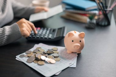 Finans bankası vergisi, muhasebe, bütçe, iş adamı hesap makinesi, hesap makinesi, hesap makinesi, hesap makinesi, grafik çizelgesi, ofis masası harcama analizi, tasarruf.
