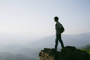 Kameralı gezgin, sırt çantalı, doğa yürüyüşü, seyahat yaşam tarzı ve macera konsepti. Yeşil dağ turu, doğanın güzelliği ve turizmin geniş gökyüzü insanları için turistlere katılın.