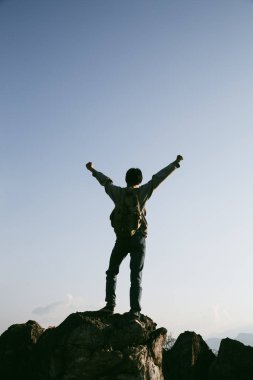 Kameralı gezgin, sırt çantalı, doğa yürüyüşü, seyahat yaşam tarzı ve macera konsepti. Yeşil dağ turu, doğanın güzelliği ve turizmin geniş gökyüzü insanları için turistlere katılın.