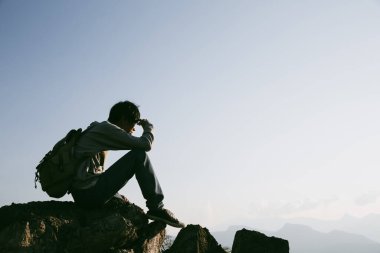 Kameralı gezgin, sırt çantalı, doğa yürüyüşü, seyahat yaşam tarzı ve macera konsepti. Yeşil dağ turu, doğanın güzelliği ve turizmin geniş gökyüzü insanları için turistlere katılın.