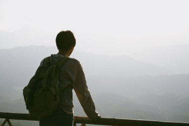 Kameralı gezgin, sırt çantalı, doğa yürüyüşü, seyahat yaşam tarzı ve macera konsepti. Yeşil dağ turu, doğanın güzelliği ve turizmin geniş gökyüzü insanları için turistlere katılın.
