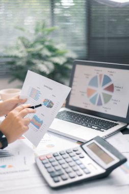 Finans bankası vergisi, muhasebe, bütçe, iş adamı hesap makinesi, hesap makinesi, hesap makinesi, hesap makinesi, grafik çizelgesi, ofis masası harcama analizi, tasarruf.
