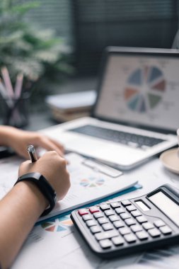 Finans bankası vergisi, muhasebe, bütçe, iş adamı hesap makinesi, hesap makinesi, hesap makinesi, hesap makinesi, grafik çizelgesi, ofis masası harcama analizi, tasarruf.