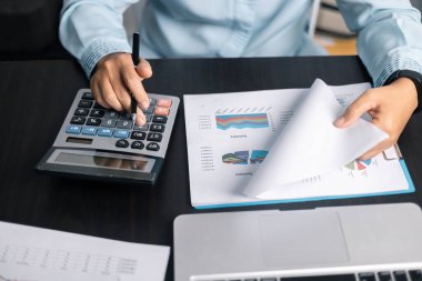 Finans bankası vergisi, muhasebe, bütçe, iş adamı hesap makinesi, hesap makinesi, hesap makinesi, hesap makinesi, grafik çizelgesi, ofis masası harcama analizi, tasarruf.