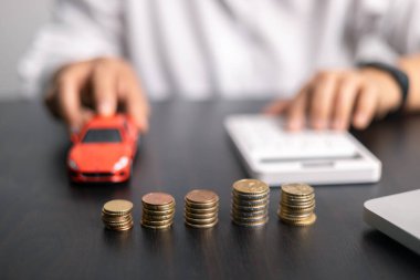 Finans bankası vergisi, muhasebe, bütçe, iş giderleri analizi için işadamı, araç tasarrufu, finansal hesaplama, muhasebe, hesap makinesini kapat, çizelge çizelgesi, ofis masası.