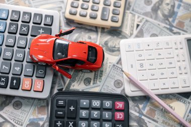 Finans bankası vergisi, muhasebe, bütçe, iş giderleri analizi için işadamı, araç tasarrufu, finansal hesaplama, muhasebe, hesap makinesini kapat, çizelge çizelgesi, ofis masası.