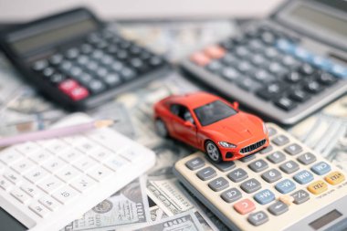 Finans bankası vergisi, muhasebe, bütçe, iş giderleri analizi için işadamı, araç tasarrufu, finansal hesaplama, muhasebe, hesap makinesini kapat, çizelge çizelgesi, ofis masası.