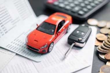 Finans bankası vergisi, muhasebe, bütçe, iş giderleri analizi için işadamı, araç tasarrufu, finansal hesaplama, muhasebe, hesap makinesini kapat, çizelge çizelgesi, ofis masası.