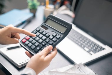 Finans bankası vergisi, muhasebe, bütçe, iş adamı hesap makinesi, hesap makinesi, hesap makinesi, hesap makinesi, grafik çizelgesi, ofis masası harcama analizi, tasarruf.