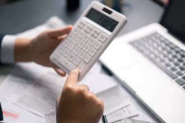 Finans bankası vergisi, muhasebe, bütçe, iş adamı hesap makinesi, hesap makinesi, hesap makinesi, hesap makinesi, grafik çizelgesi, ofis masası harcama analizi, tasarruf.