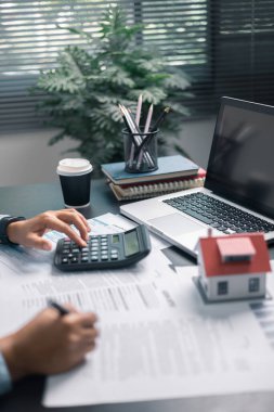 Finans bankası vergisi, muhasebe, bütçe, iş giderleri analizi için işadamı evi. Tasarruf için Finansal hesaplama, muhasebeci, hesap makinesini kapat. Grafik çizelgesi, el yazısı, ofis masası.