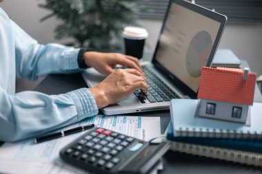 Finans bankası vergisi, muhasebe, bütçe, iş giderleri analizi için işadamı evi. Tasarruf için Finansal hesaplama, muhasebeci, hesap makinesini kapat. Grafik çizelgesi, el yazısı, ofis masası.