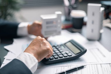 Finans bankası vergisi, muhasebe, bütçe, iş giderleri analizi için işadamı evi. Tasarruf için Finansal hesaplama, muhasebeci, hesap makinesini kapat. Grafik çizelgesi, el yazısı, ofis masası.