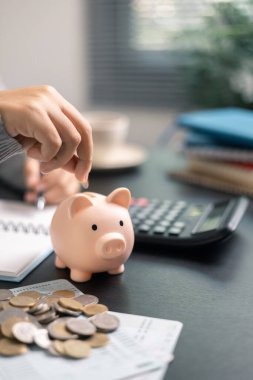 Finans bankası vergisi, muhasebe, bütçe, iş adamı hesap makinesi, hesap makinesi, hesap makinesi, hesap makinesi, grafik çizelgesi, ofis masası harcama analizi, tasarruf.